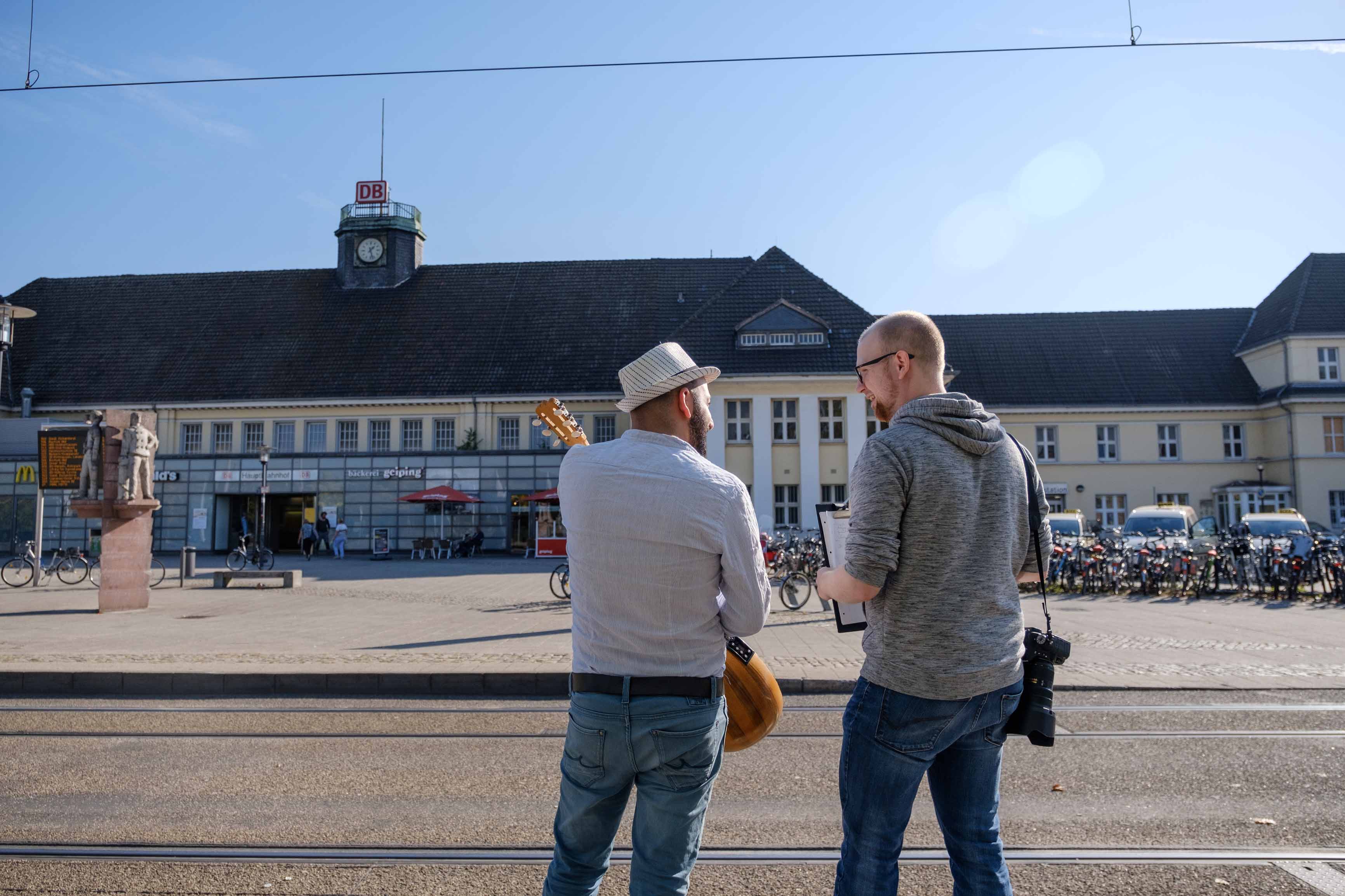 Der syrische Musiker Serbaz Jajan und der Herner Fotograf Arne Pöhnert am Bahnhof Wanne