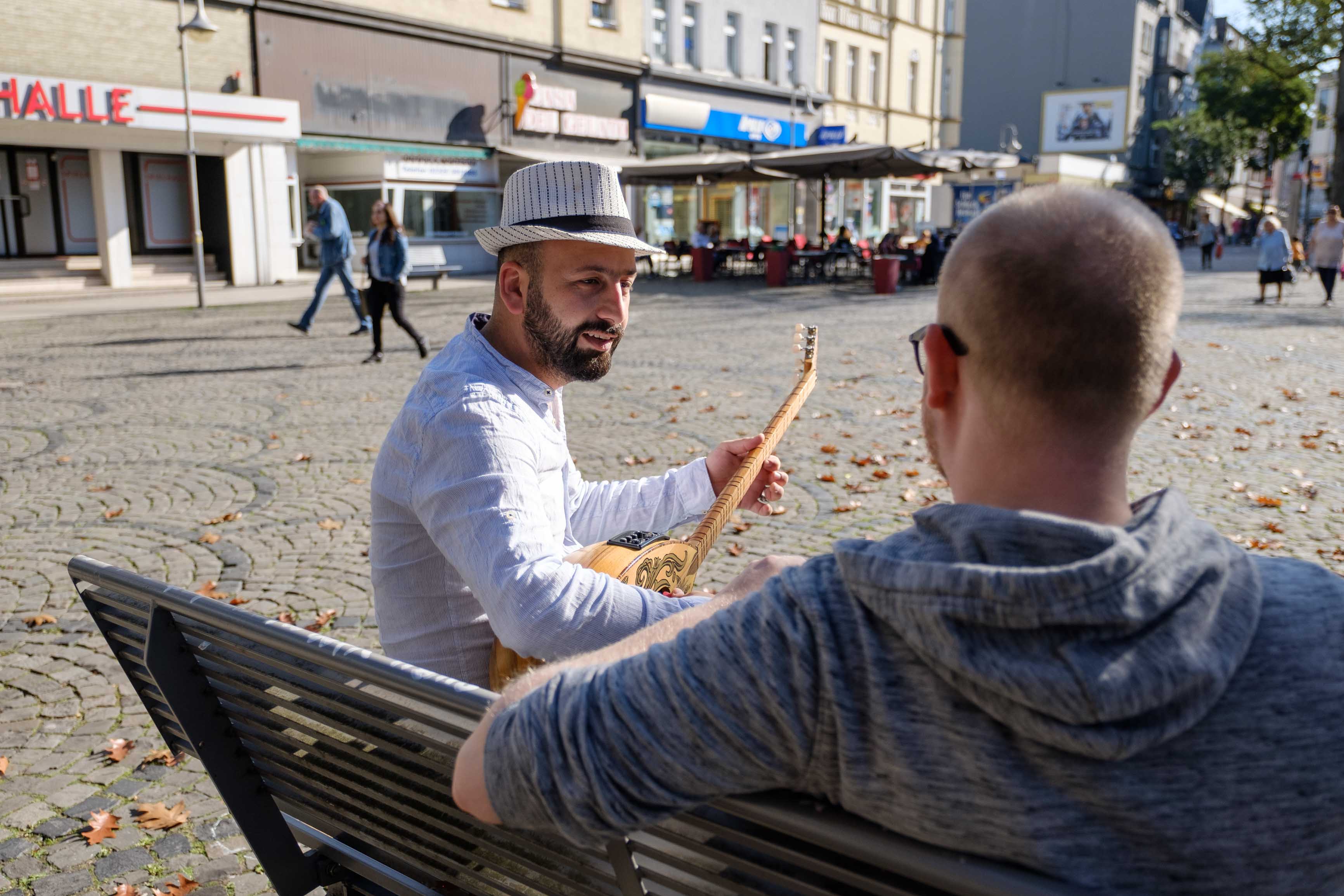 Serbaz Jajan und Arne Pöhnert in der Innenstadt Wanne auf einer Bank