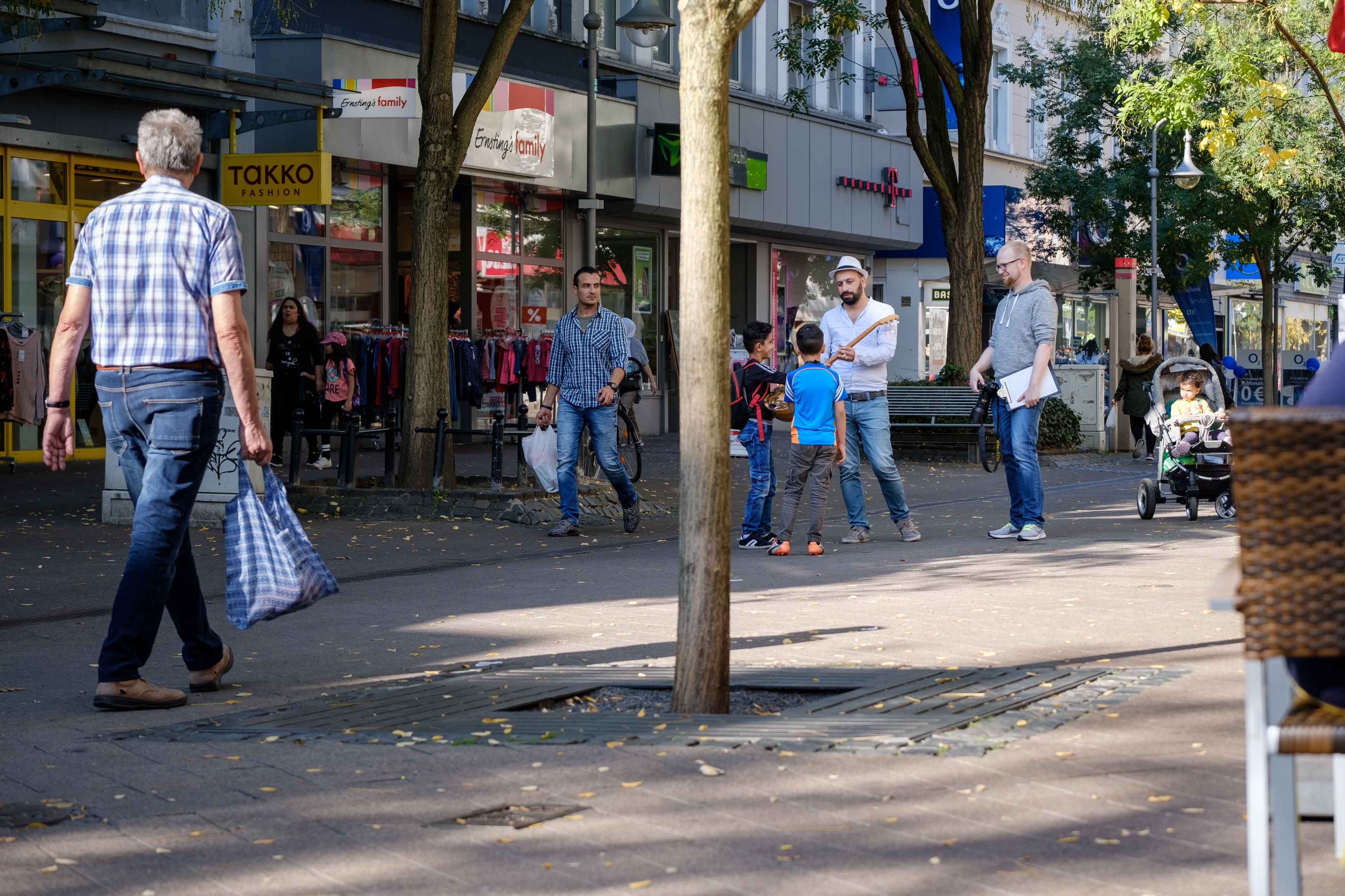 Serbaz Jajan und Arne Pöhnert in der Innenstadt Wanne mit Publikum